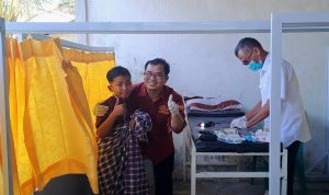Anak peserta sunatan massal gratis berpose jempol di posko pelayanan medis TMMD 129 Bintan